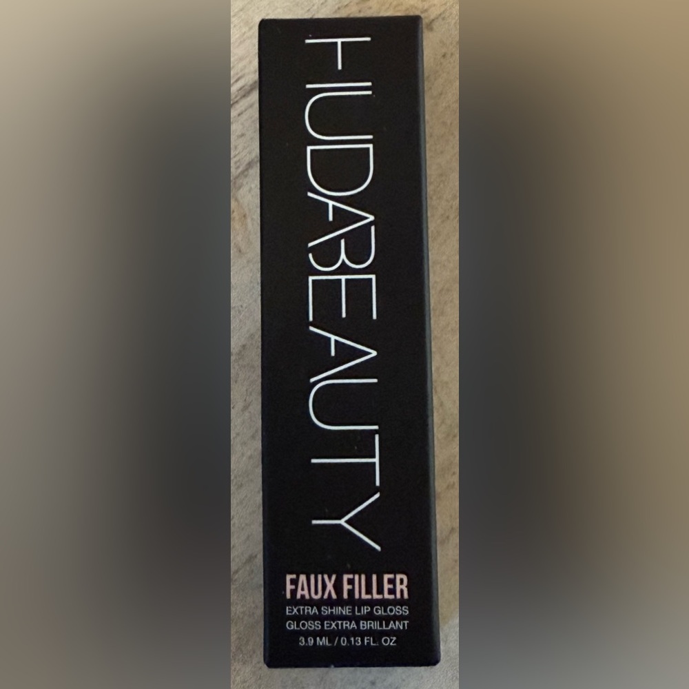 HUDA BEAUTY Faux Filler Lip Gloss